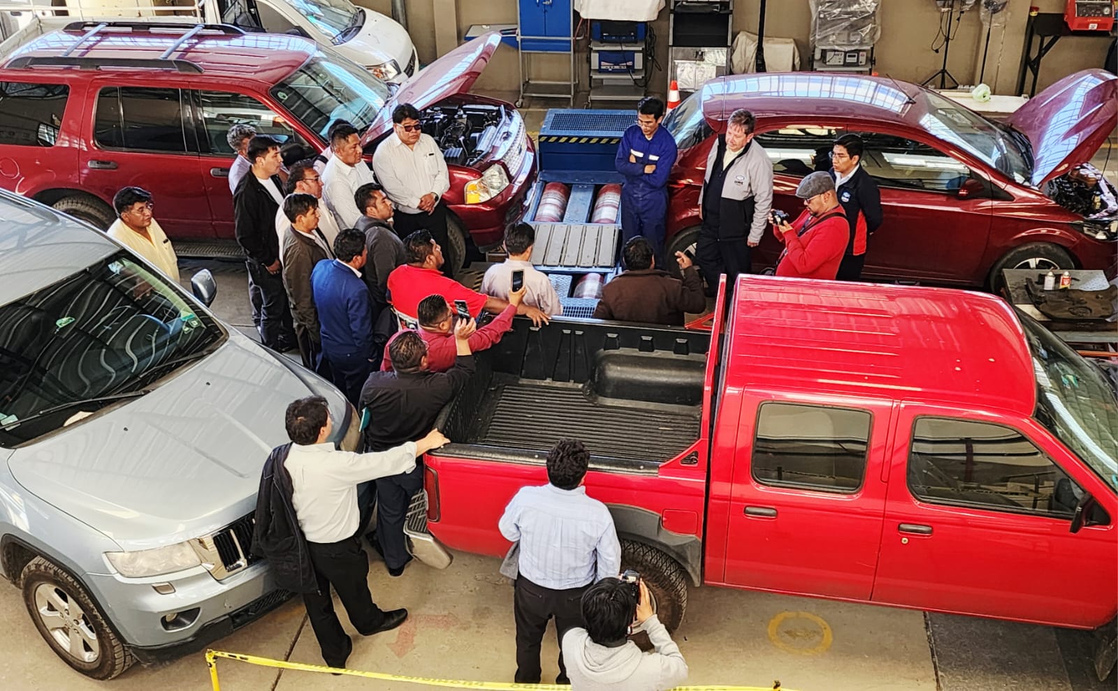 Gobierno y choferes acuerdan participación de la UMSA en verificación de la gasolina